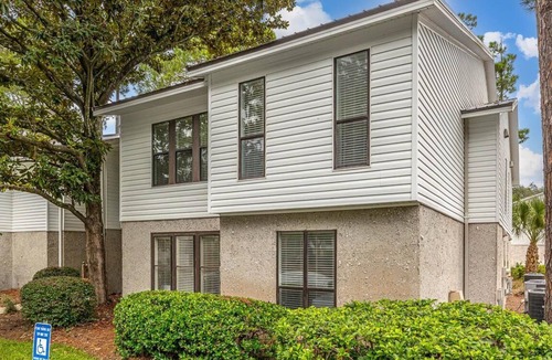 Saint Simons Heights Condo | Charming 2/2 condo close to the beach and shopping! WiFi, fitness, tennis,pool.