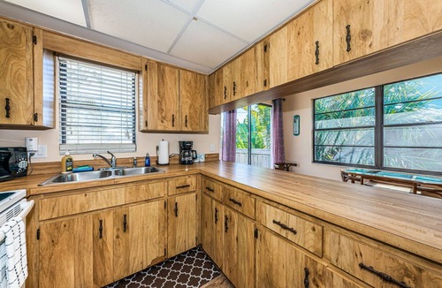 Indian Rocks Beach Apartment | Charming 2 bedroom beach Apt walk to the beach