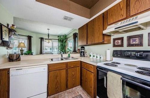 Indian Rocks Beach Condo | Charming 2 bedroom Beach Townhome on the Barrier Island of Indian Rocks Beach ~ Gsv9