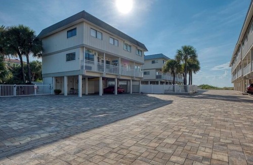 Indian Rocks Beach Condo | Charming 2 bedroom Beach Townhome on the Barrier Island of Indian Rocks Beach ~ Gsv9