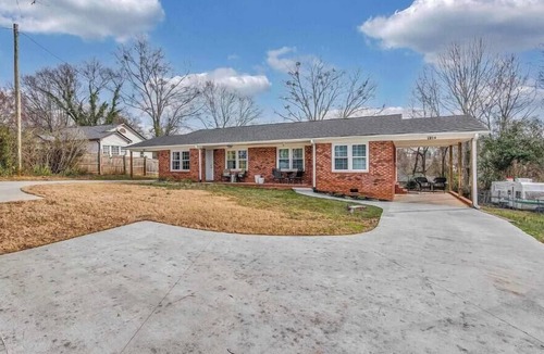 Easley House | Charming 2-Bd 1-Ba home in Easley near GVL & Clemson w/WiFi, self check-in & AC