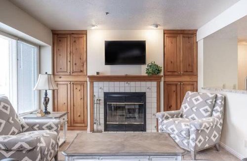 Deer Valley House | Charming 2 BDR Getaway with Views and Private Hot Tub