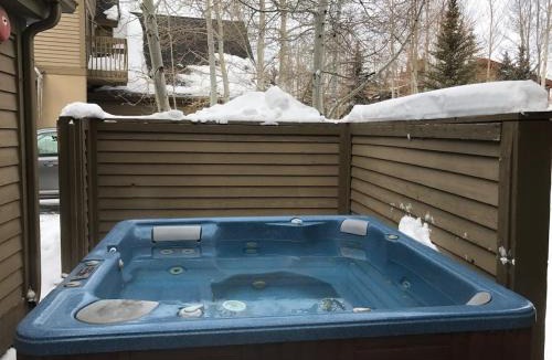 Deer Valley House | Charming 2 BDR Getaway with Views and Private Hot Tub