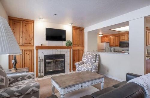 Deer Valley House | Charming 2 BDR Getaway with Views and Private Hot Tub