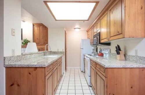 Deer Valley House | Charming 2 BDR Getaway with Views and Private Hot Tub
