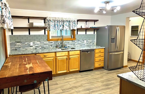 Champion House | CHARMING 2-BDR HOUSE MINUTES FROM LAKE MICHIGAMME! RENOVATED AND CLEAN!