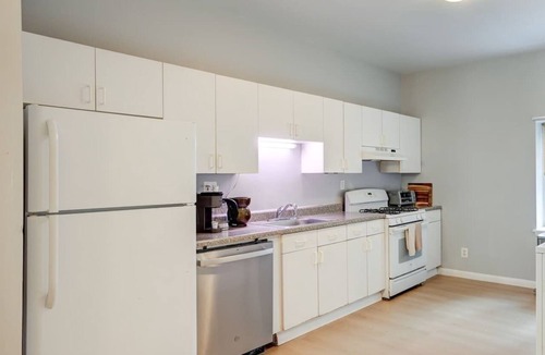 Center City East Apartment | Charming 2 BDR With King Bed in Washington Square