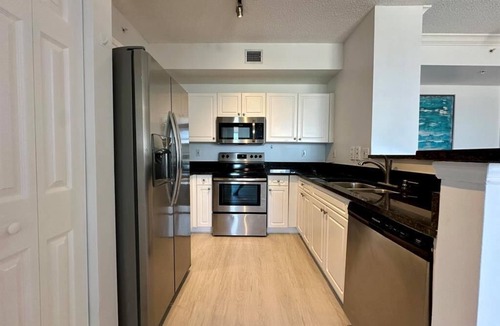 Grandview Heights Condo | Charming 2-BDRM 2-BA PENTHOUSE TOP FLOOR condo in Downtown West Palm Beach, pkng
