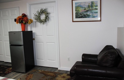 Mountlake Terrace House | Charming 2-bedroom 1-bath, large living room, fenced yard, with private entrance