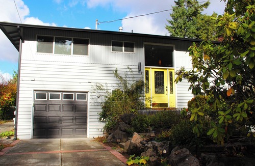 Mountlake Terrace House | Charming 2-bedroom 1-bath, large living room, fenced yard, with private entrance