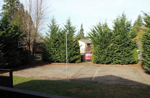 Mountlake Terrace House | Charming 2-bedroom 1-bath, large living room, fenced yard, with private entrance