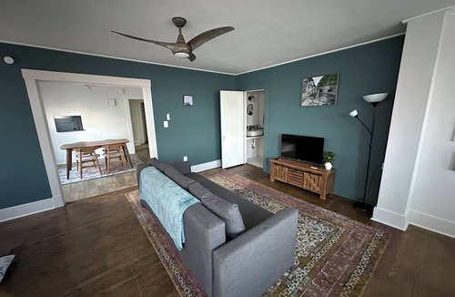 Crafton Apartment | Charming 2 bed, 1.5 bath apartment in Crafton, Pittsburgh - Quiety, Relaxing
