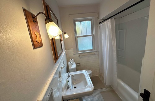 Crafton Apartment | Charming 2 bed, 1.5 bath apartment in Crafton, Pittsburgh - Quiety, Relaxing