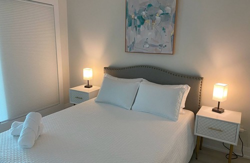 Niagara Condo | Charming 2 Bed/2 Bath condo + office. Close to everything in Downtown