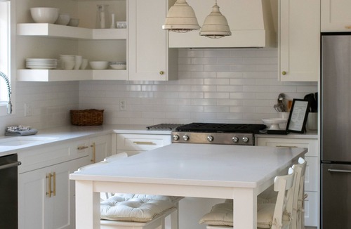 South Central House | Charming 2-Bed/2-Bath Carriage House Close To KGH Hospital