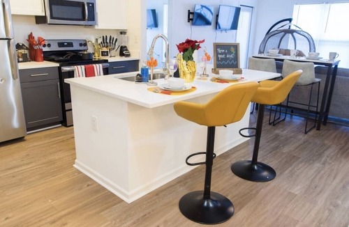 Atlanta Apartment | Charming 2 bed/2 bath with pool and gym!