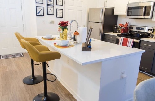 Atlanta Apartment | Charming 2 bed/2 bath with pool and gym!