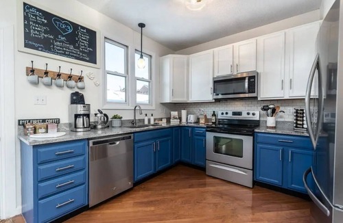 St. Charles House | Charming 2-Bed Brownstone in The Heart of New Town