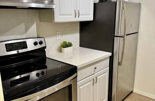 Inglewood-Finn Hill Condo | Charming 2-Bed Condo in Juanita: Enjoy Trails, Parks, and Beaches Nearby