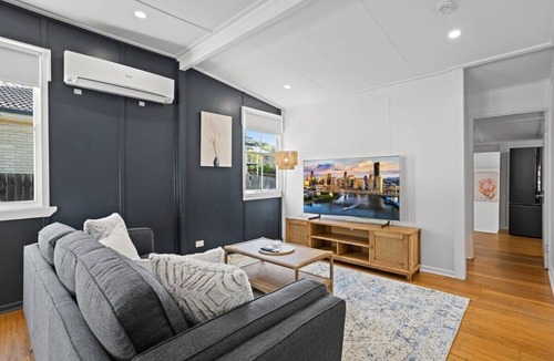 Mitchelton House | Charming 2-Bed Cottage Near Local Shops