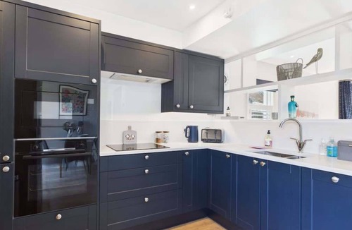 Yarmouth Ski Chalet | Charming 2-Bed Family Cottage Your West Bay Retrea