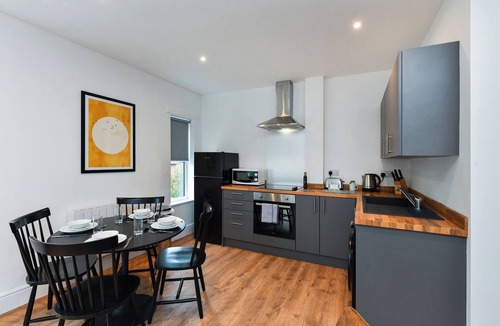 Beeston Apartment | Charming 2-Bed Flat: Stylish, Spacious, & Prime Location