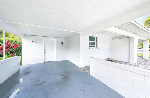 Lake Worth House | Charming 2-bedroom bungalow in delightful Lake Worth Beach with AC, WiFi