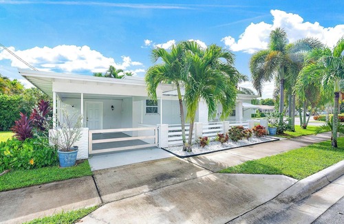 Lake Worth House | Charming 2-bedroom bungalow in delightful Lake Worth Beach with AC, WiFi