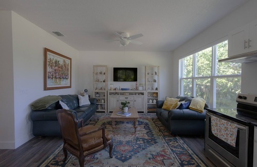 New Smyrna Beach Cottage | Charming 2-bedroom cottage with a farm-feel, 10 min from the beach!