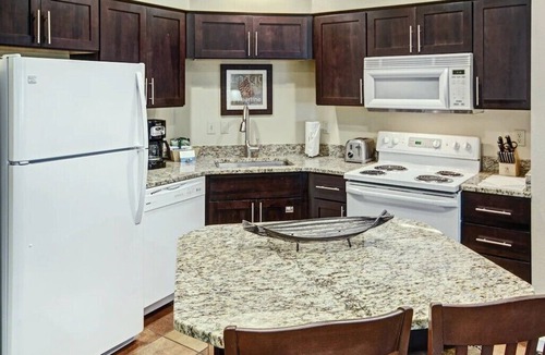 Pinetop Resort | Charming 2-bedroom resort in superb Pinetop-Lakeside with WiFi