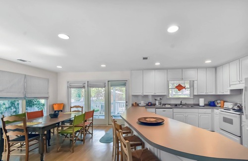 East Beach House | Charming 2 bed, 2 bath beach cottage on East Beach