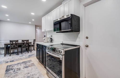 University Place House | Charming 2-bedroom house in welcoming University Place with AC