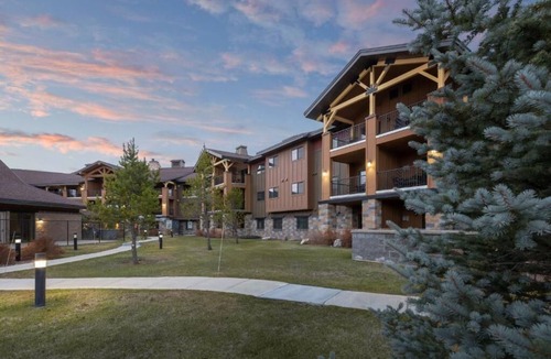 West Yellowstone Condo | Charming 2-bedroom condo in West Yellowstone with Fireplace and fitness room