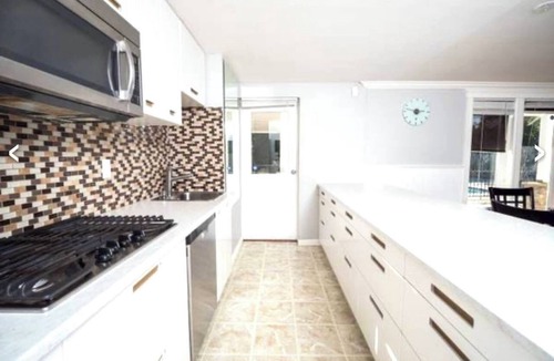 Hollyburn House | Charming 2-bedroom building in lovely West Vancouver with WiFi