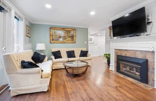 Hollyburn House | Charming 2-bedroom building in lovely West Vancouver with WiFi