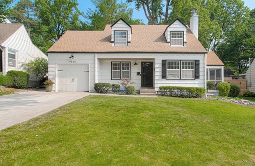 Prairie Village Cottage | Charming 2-bedroom cottage near Prairie Village Shops