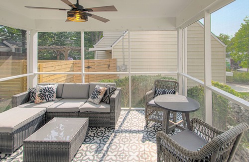 Prairie Village Cottage | Charming 2-bedroom cottage near Prairie Village Shops