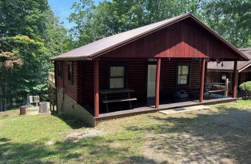 Russell Springs Cabin | Charming 2-bedroom well equipped cabin at Lake Cumberland Marina,RussellSprings