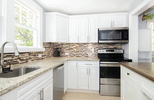 West Palm Beach House | Charming 2-bedroom bungalow in perfect West Palm Beach, Northwood Harbor with AC