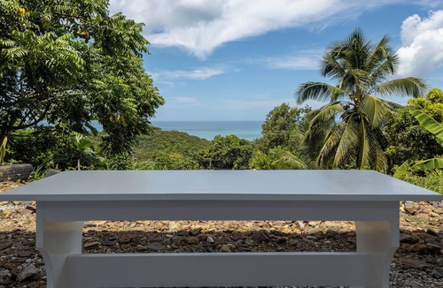 Castries Apartment | Charming 2-bedrm AC apartment overlooking the horizon 15 min from the beach.
