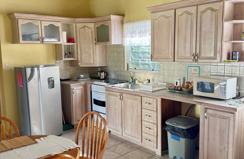 Cotton Ground Cottage | Charming 2-bedroom Guest house- an 18 minute walk from the beach