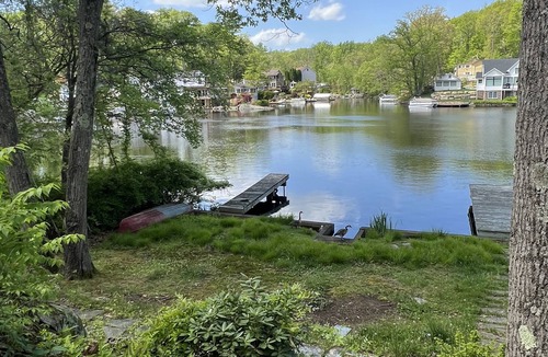 Andover House | Charming 2-bedroom Lakehouse with Fishing Dock, AC, WiFi in nice Byram Township
