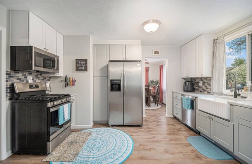 Council Bluffs House | Charming 2-bedroom bungalow in lovely West Council Bluffs with WiFi, AC