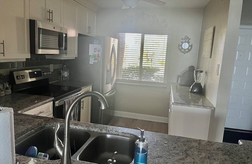 Tarpon Springs Condo | Charming 2-bedroom condo in wonderful Tarpon Springs with fitness, pool, tennis!