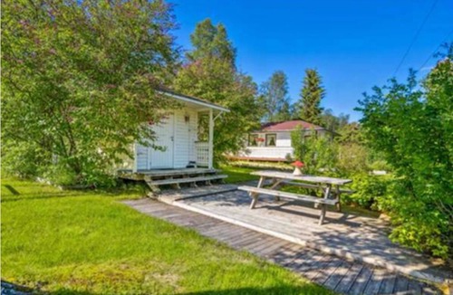 Kvaloya Cottage | Charming 2-bedrom Hemingway-Annex at welcoming Hardwood-Hideout 4U in Tromsø
