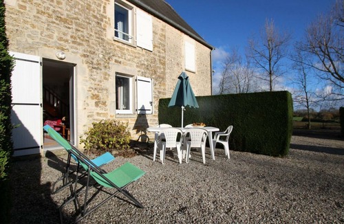 Saint-Marcouf Cottage | Charming 2-Bedroom Cottage Near D-Day Beaches, Wi-Fi, Garden, Pet-Friendly