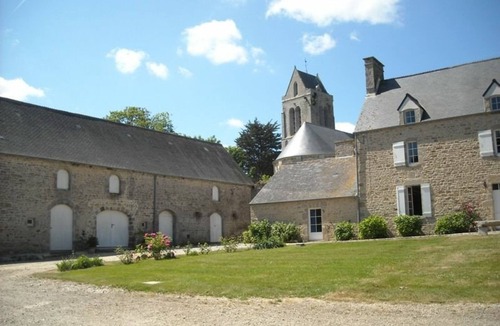 Saint-Marcouf Cottage | Charming 2-Bedroom Cottage Near D-Day Beaches, Wi-Fi, Garden, Pet-Friendly