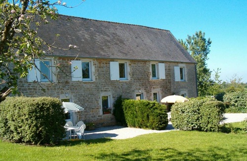 Saint-Marcouf Cottage | Charming 2-Bedroom Cottage Near D-Day Beaches, Wi-Fi, Garden, Pet-Friendly