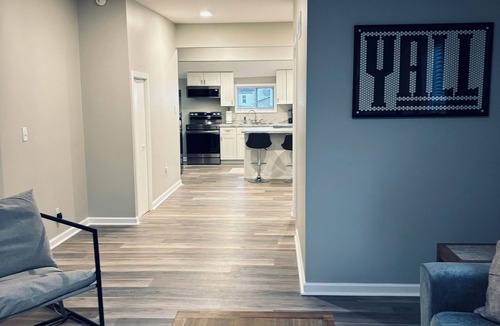 Bowling Green Apartment | Charming 2-bedroom apartment with WiFi, AC in fantastic Downtown Bowling Green