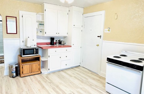 Niagara Falls House | Charming 2-bedroom house in enchanting Niagara Falls NY with AC, WiFi